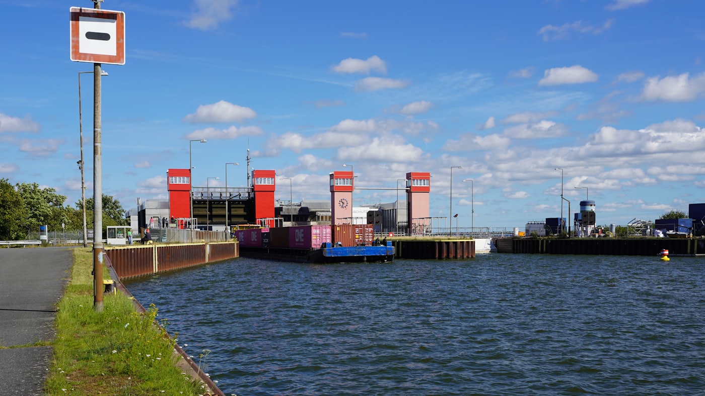 Een binnenvaartschip in een kanaal