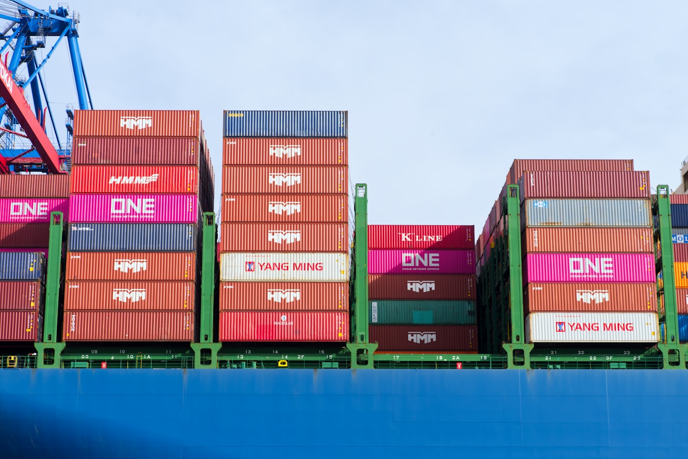 Gestapelde zeecontainers op een vrachtschip