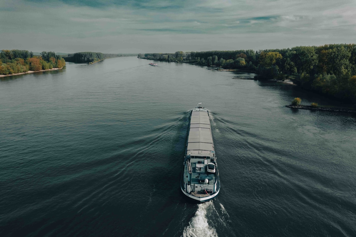 Een binnenvaartschip op een rivier