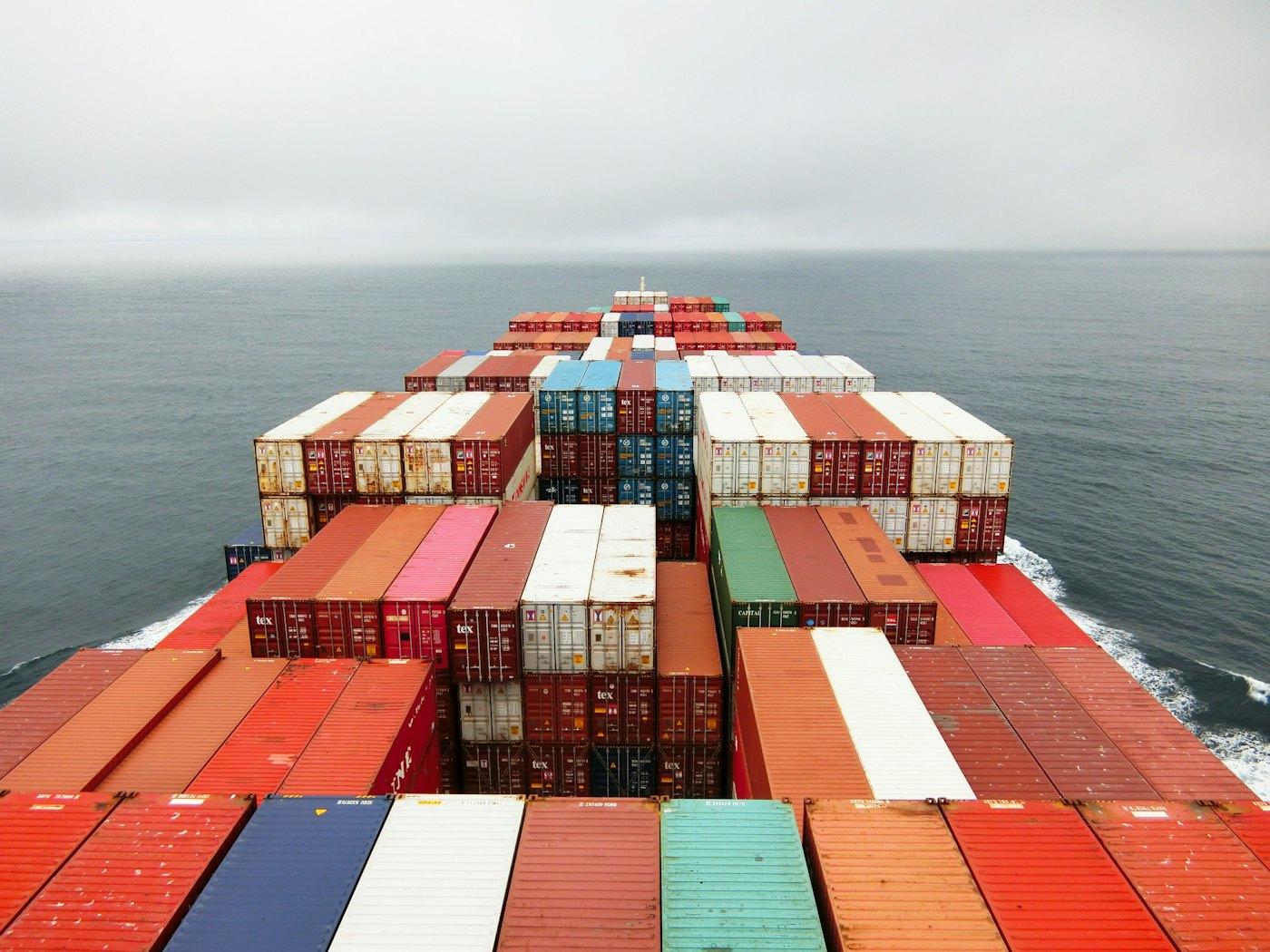 Het uitzicht vanaf de brug van een schip over de oceaan